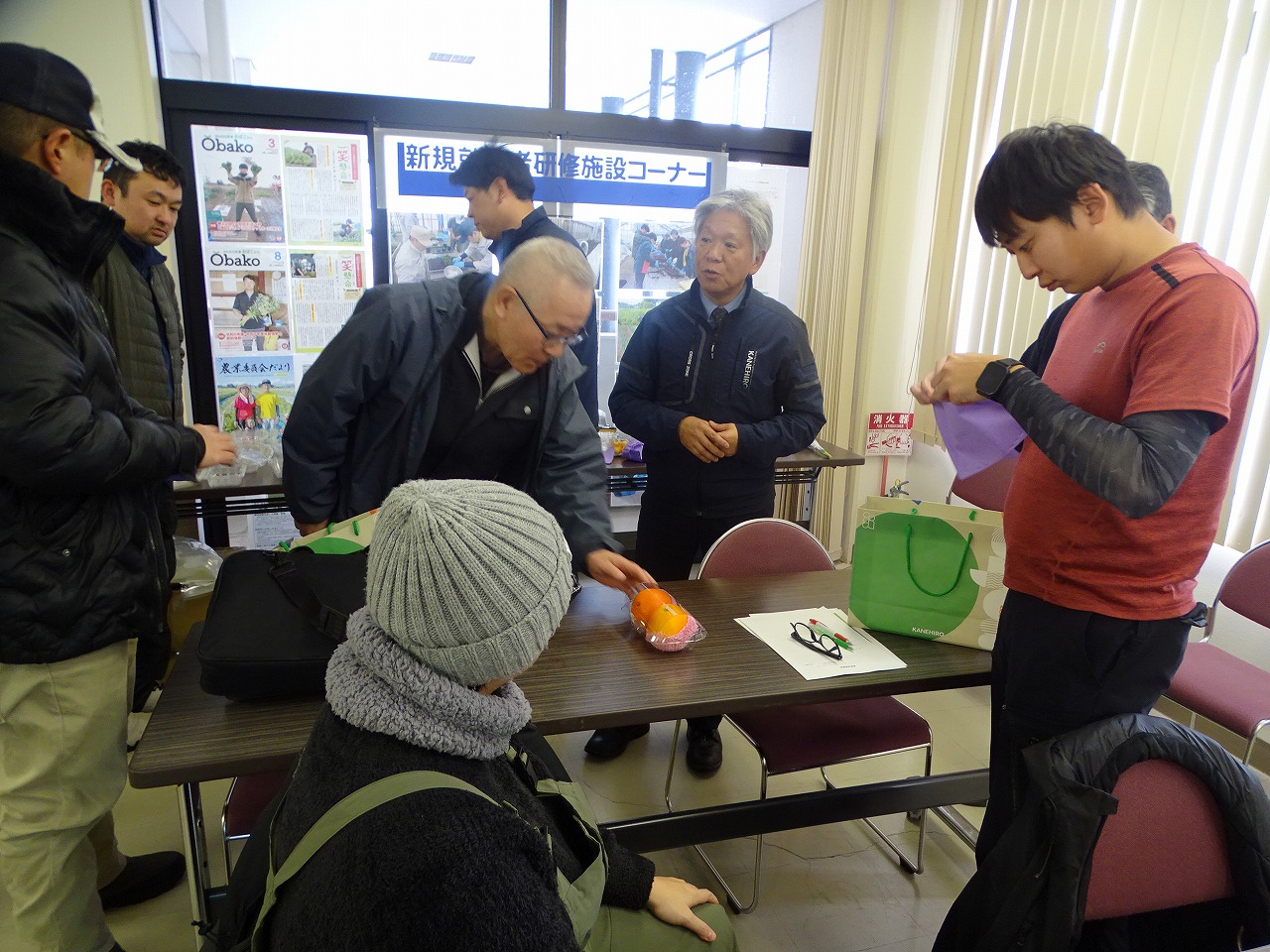 展示している資材を確認する研修生