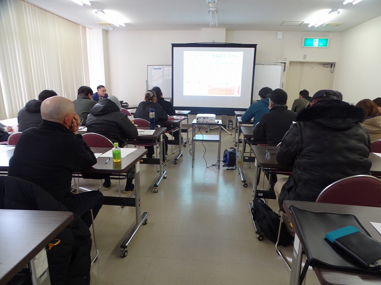 多くの参加者が研修を受けている様子