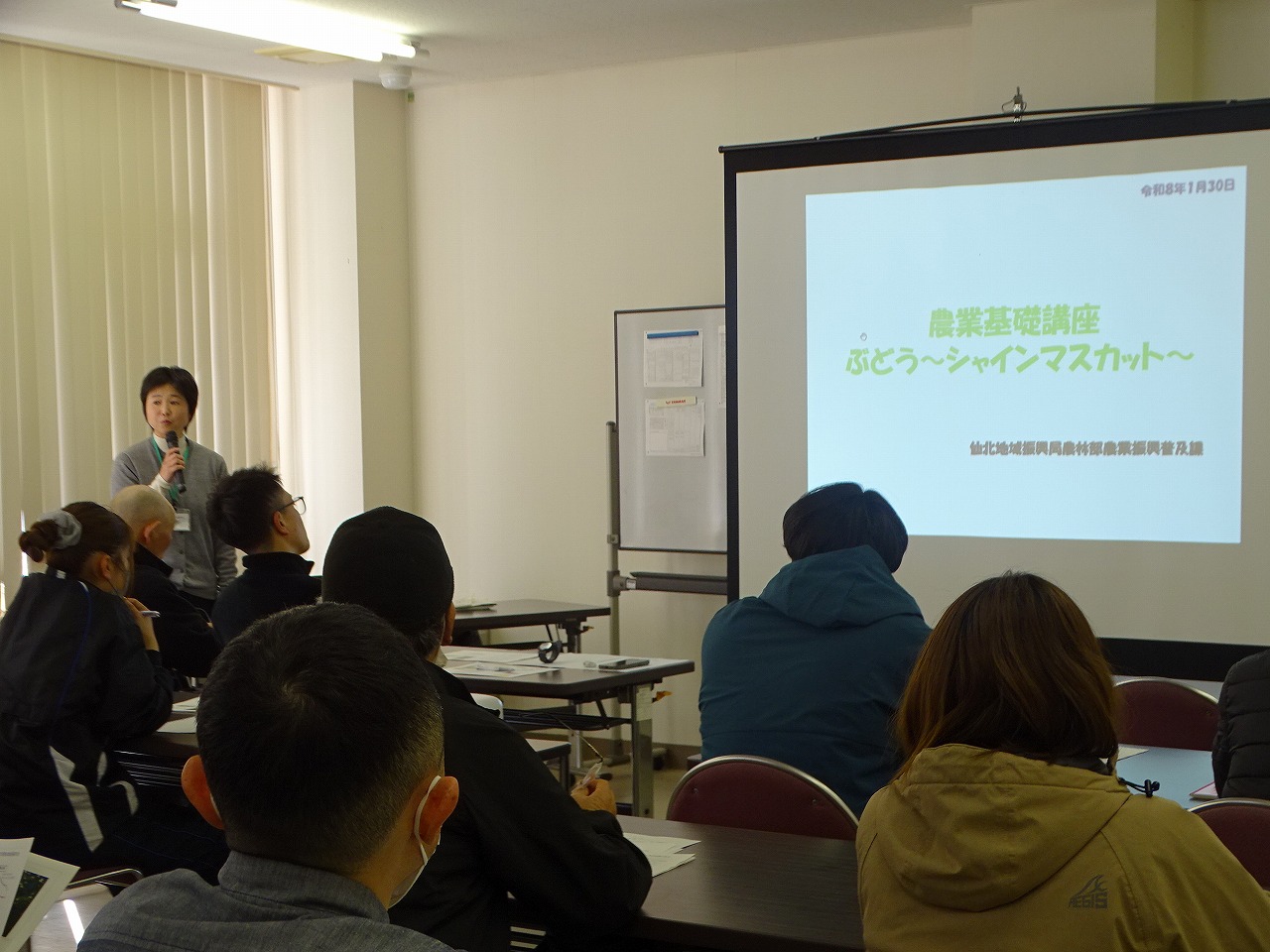 担当者の説明を受ける参加者