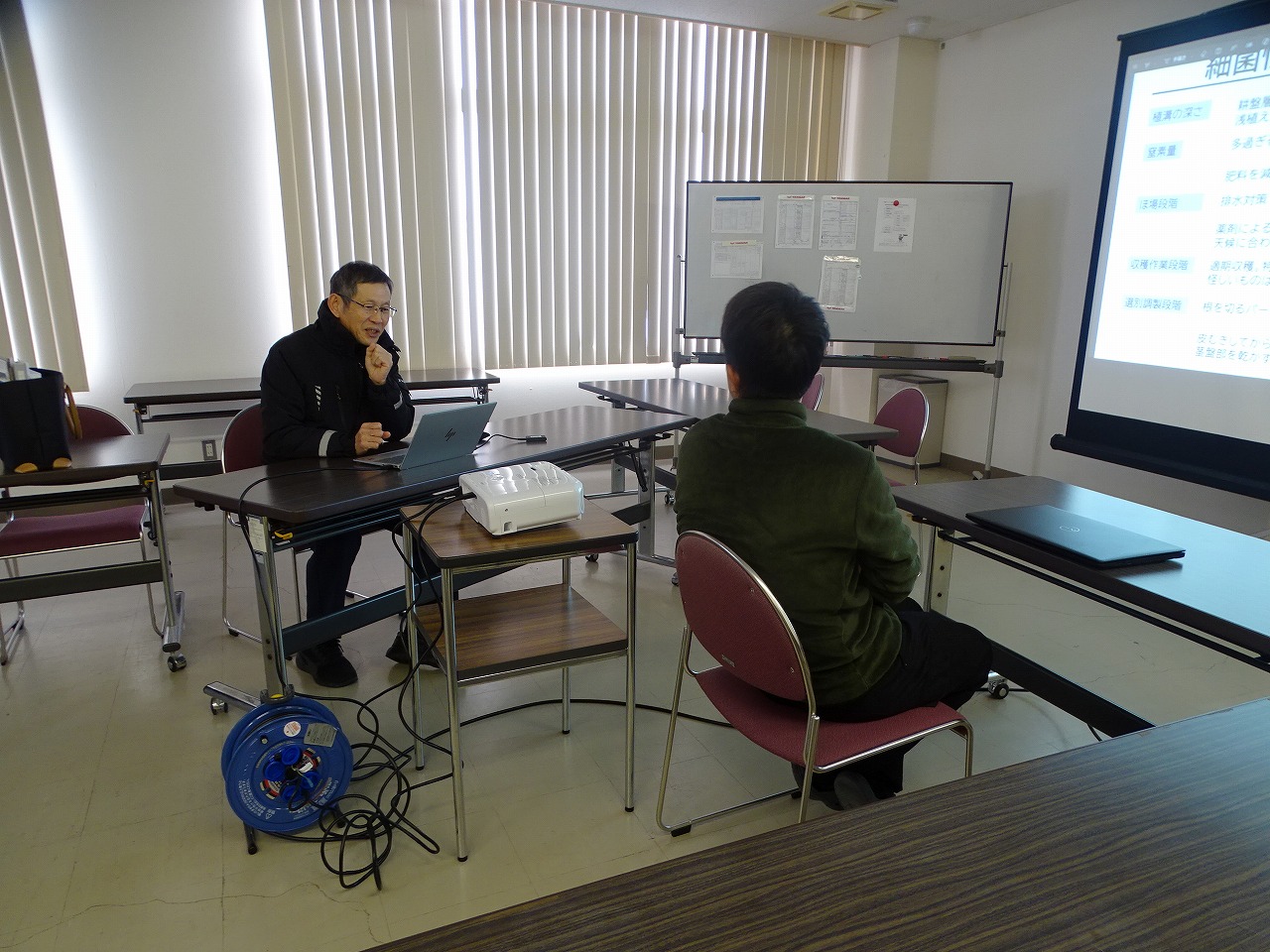 先生に質問する研修生