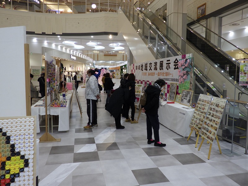 展示会の様子：作品を鑑賞する来場者の方々