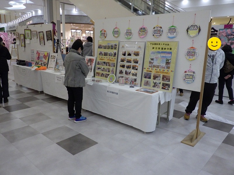 展示会の様子：作品を鑑賞する来場者の方々