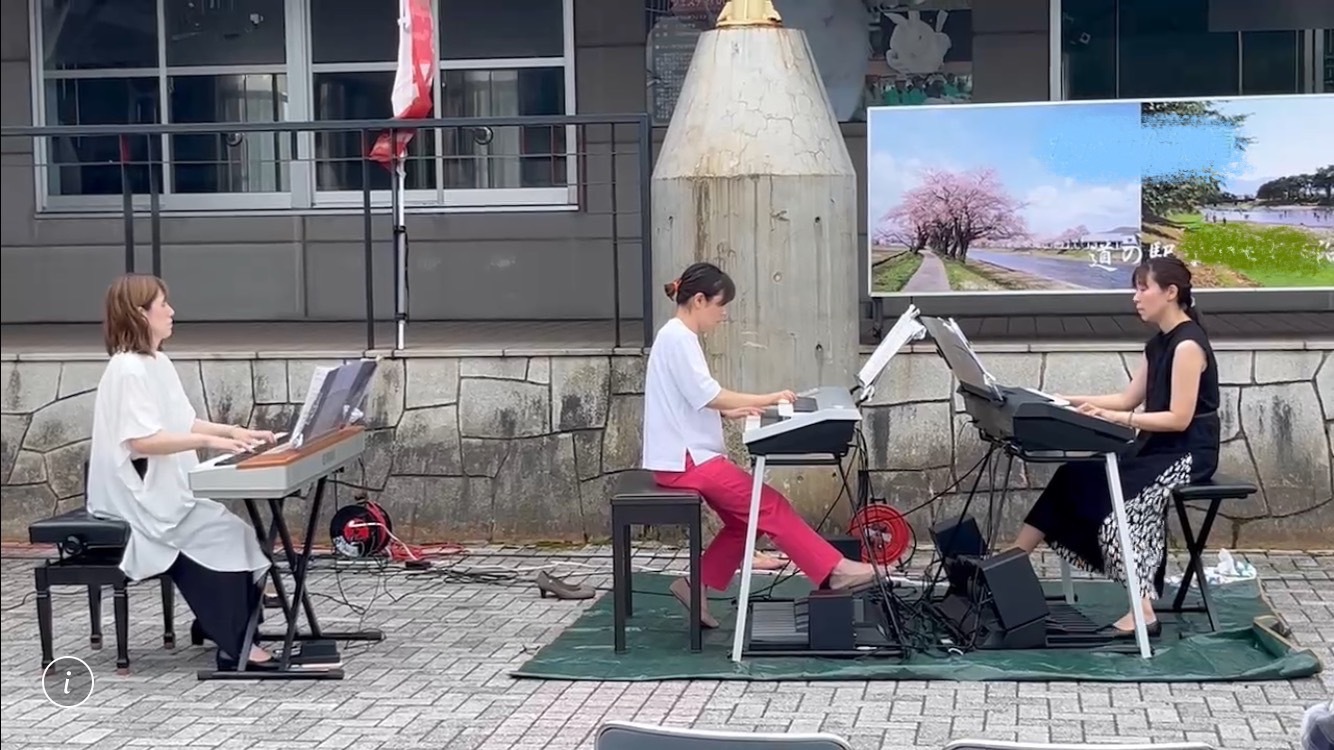 ピアノエレクトーン演奏写真（３人の男女が１台ずつエレクトーンを演奏している）