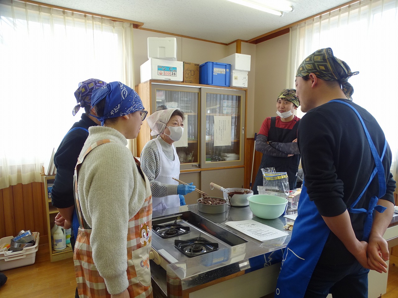研修生に寒天の固め方をアドバイスする先生