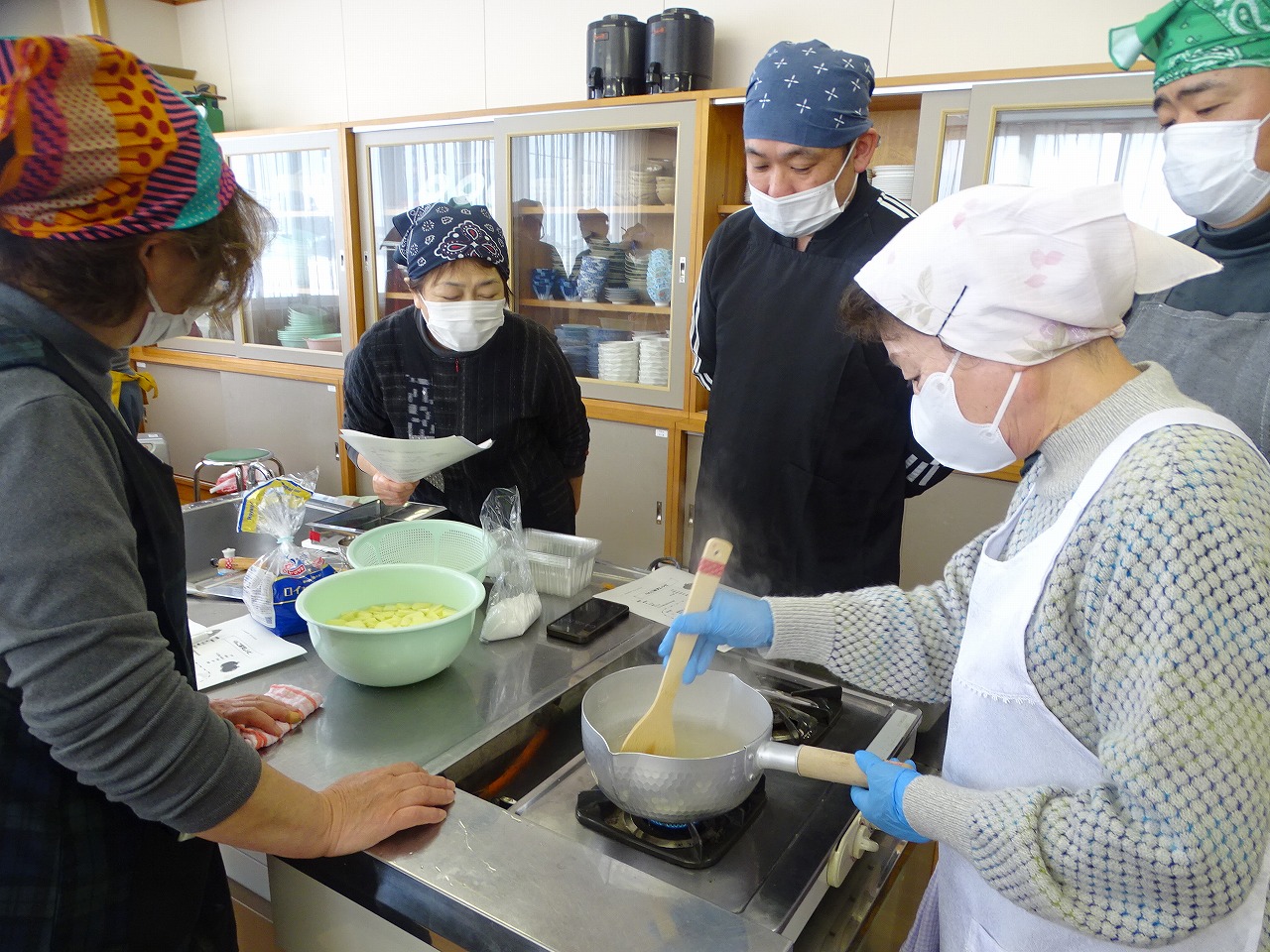 講師の寒天の混ぜ方のお手本を見る研修生