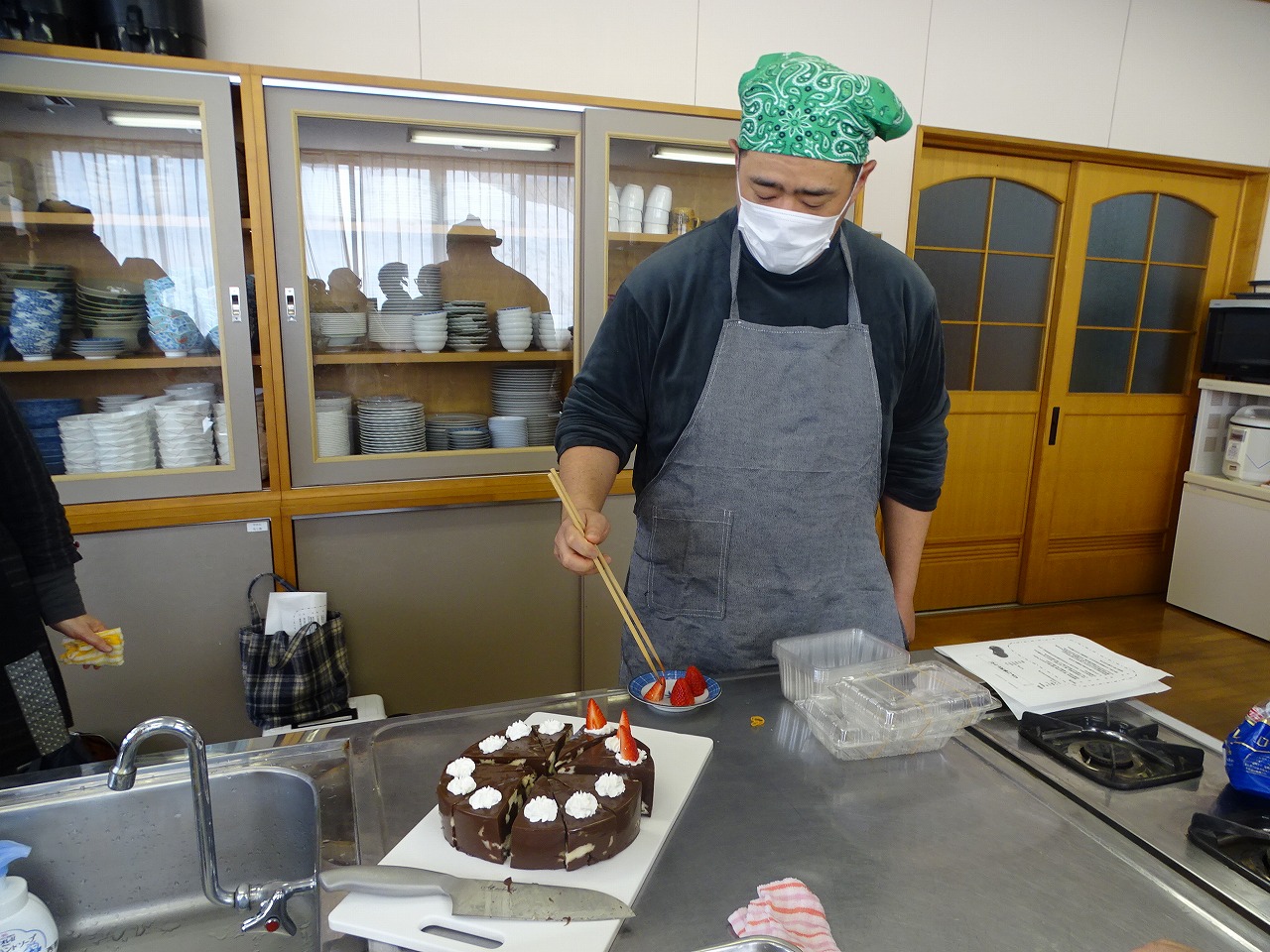 ココア寒天をデコレーションする研修生