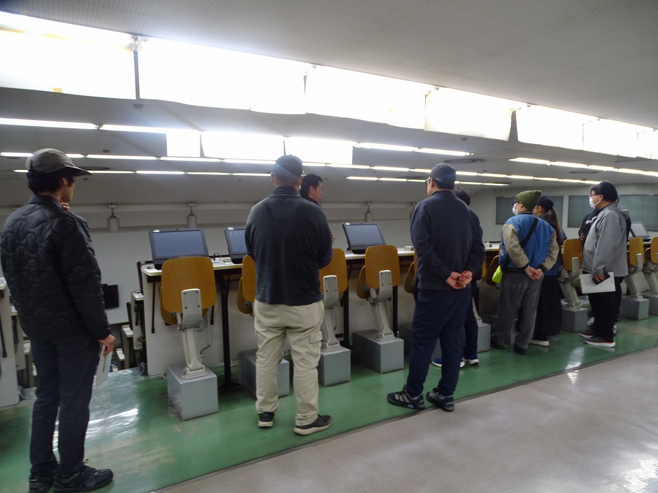 競り場を見学する研修生