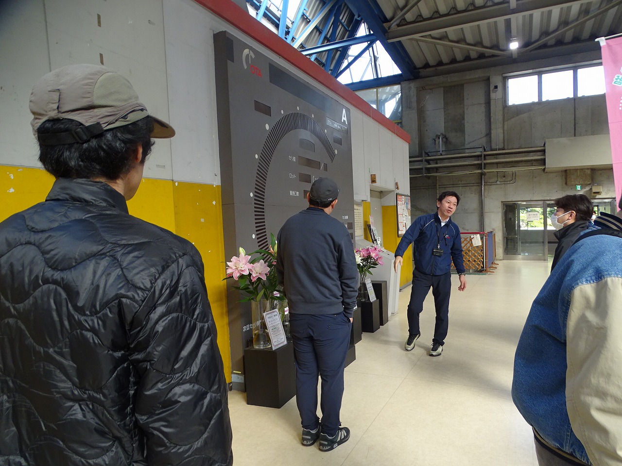 大田花きの競りパネルを見る研修生