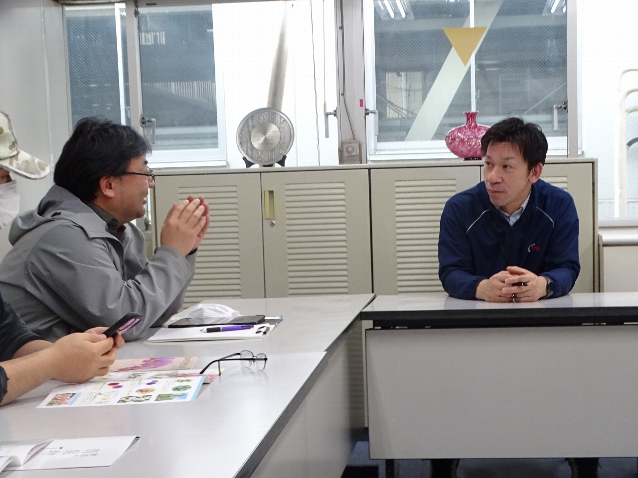 大田花きの営業本部長に質問する研修生