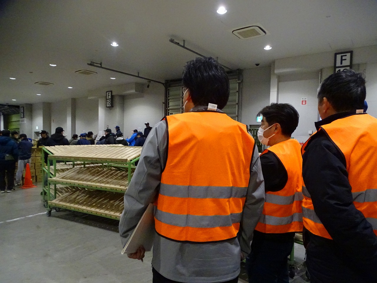 ナマの競りの現場を視察する研修生