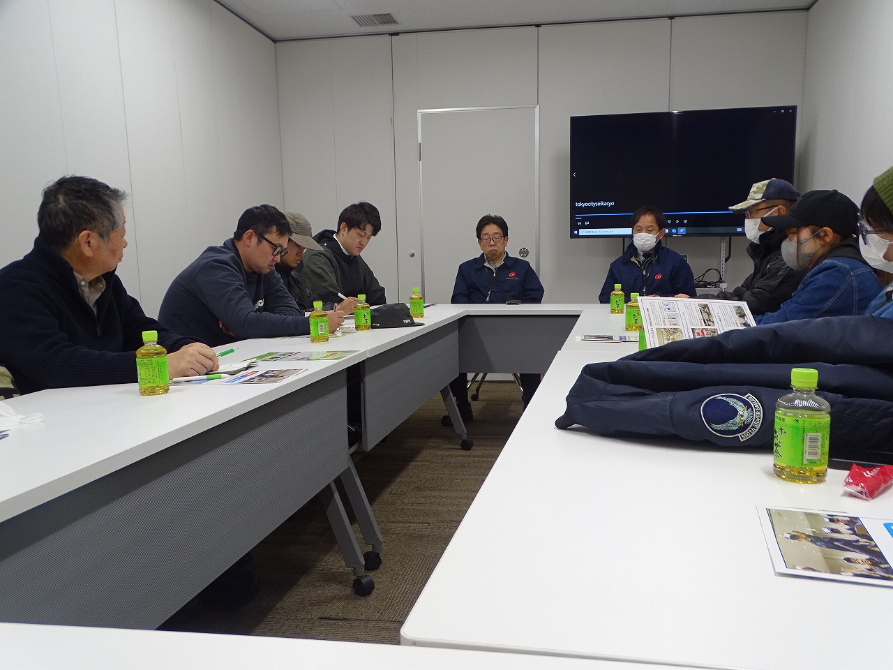 秋田県産の青果について質問する研修生