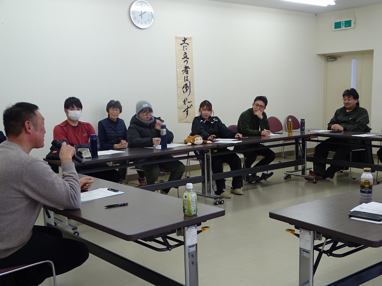 田村さんの話を熱心に聞く研修生