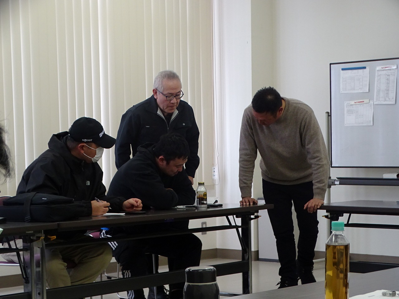 研修生にアドバイスする田村さん