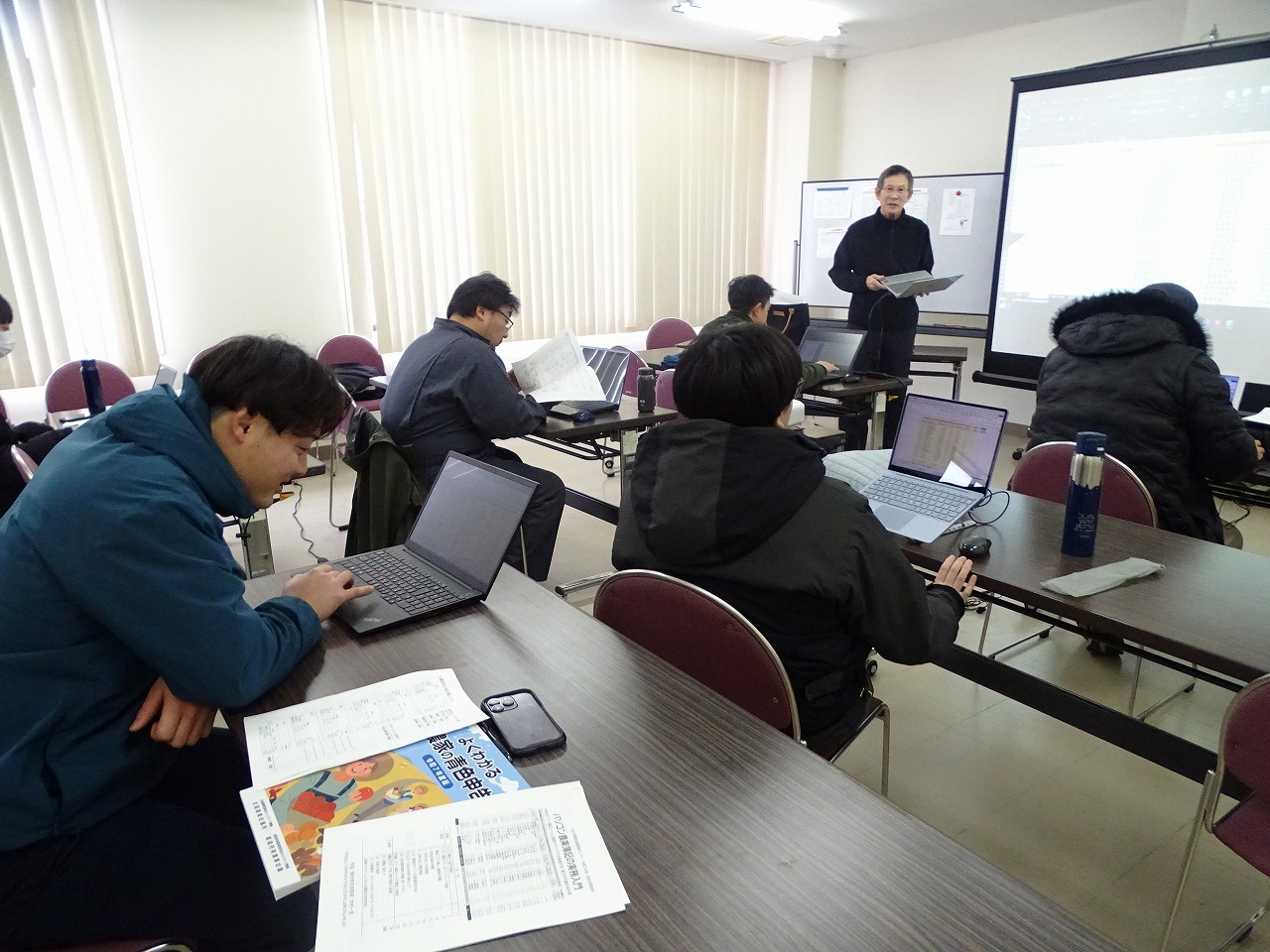 研修室で電子申告の例題を入力する研修生