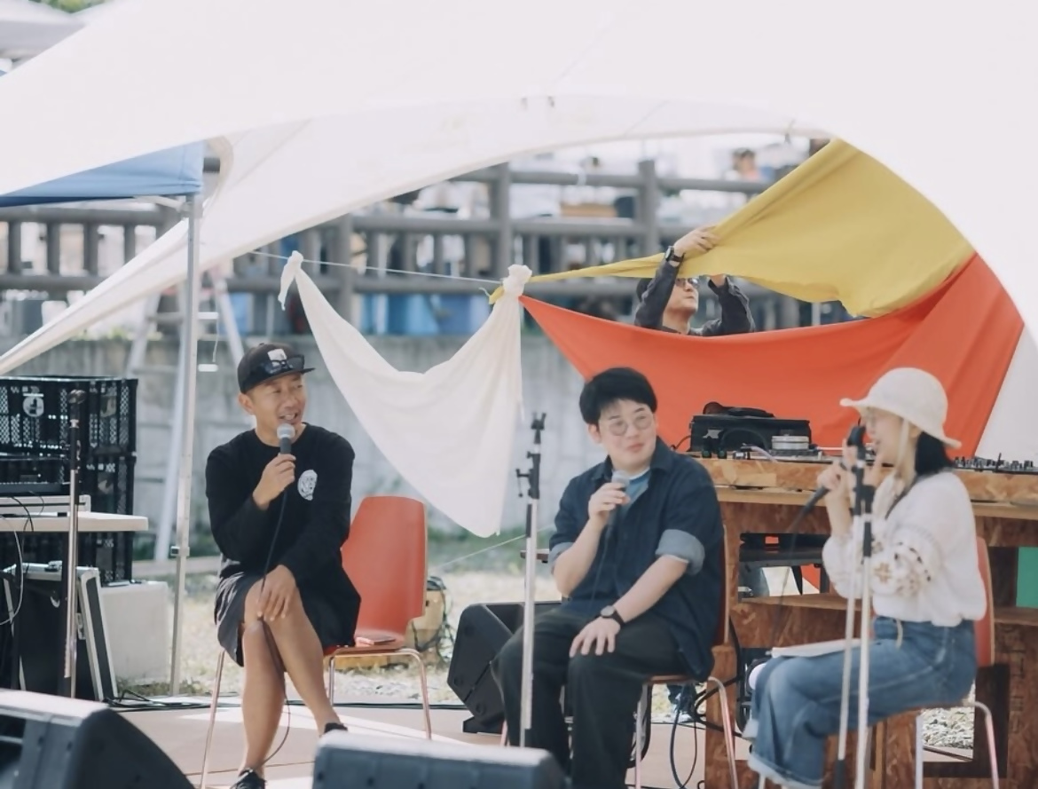 全県から集まった協力隊にインタビューする男性隊員