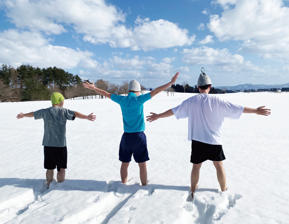 3人の男性がサウナテントから出た直後に雪へダイブする様子