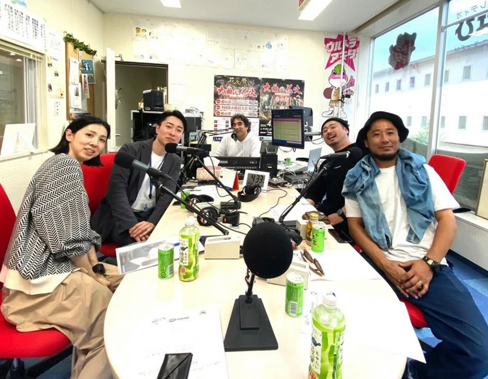 ラジオブース内で記念撮影