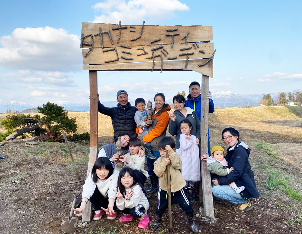 タカナシコミュニティガーデンに参加した子どもから大人の集合写真