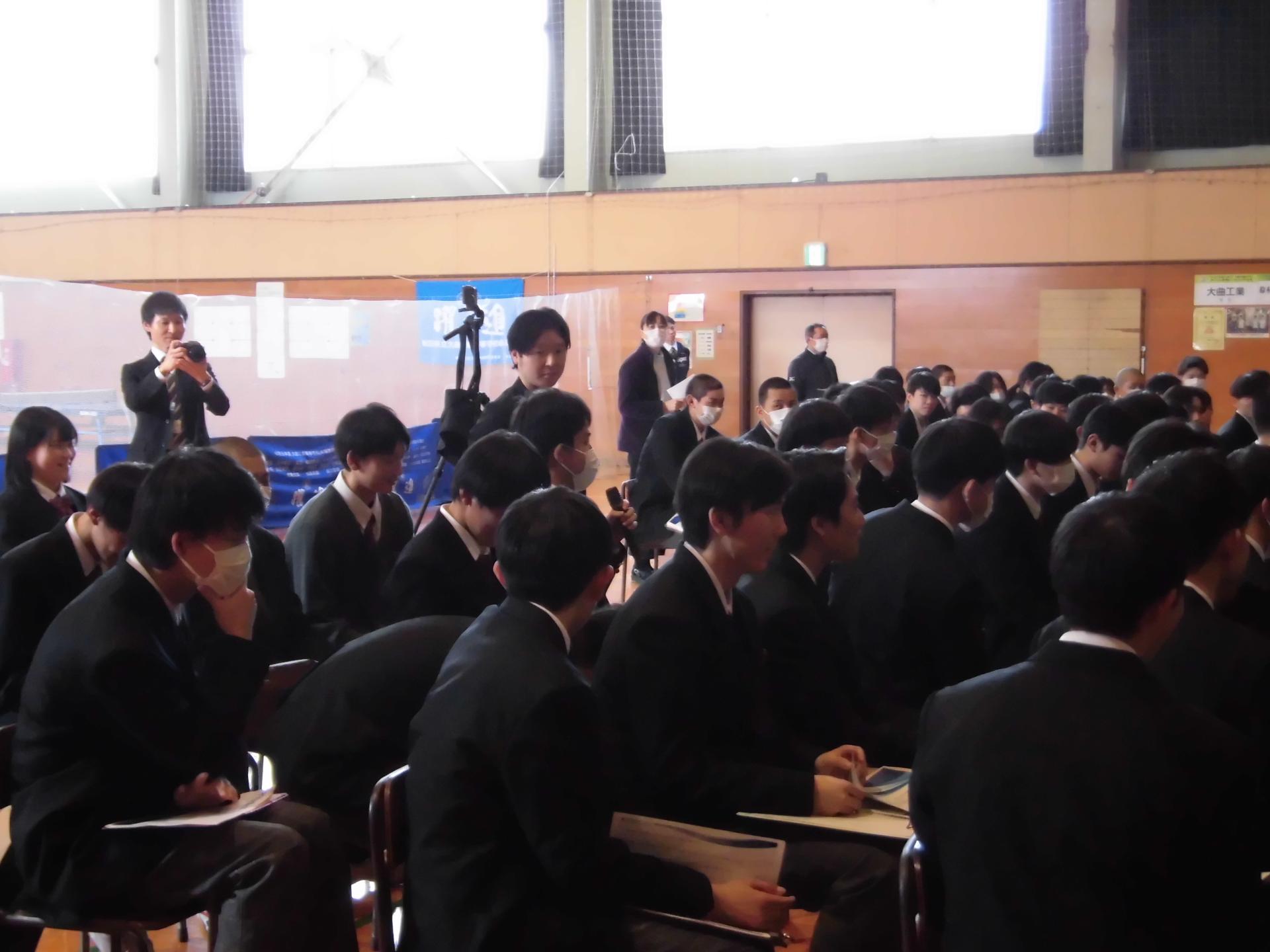 大曲工業高校でのセミナーの様子、生徒が講師に質問している