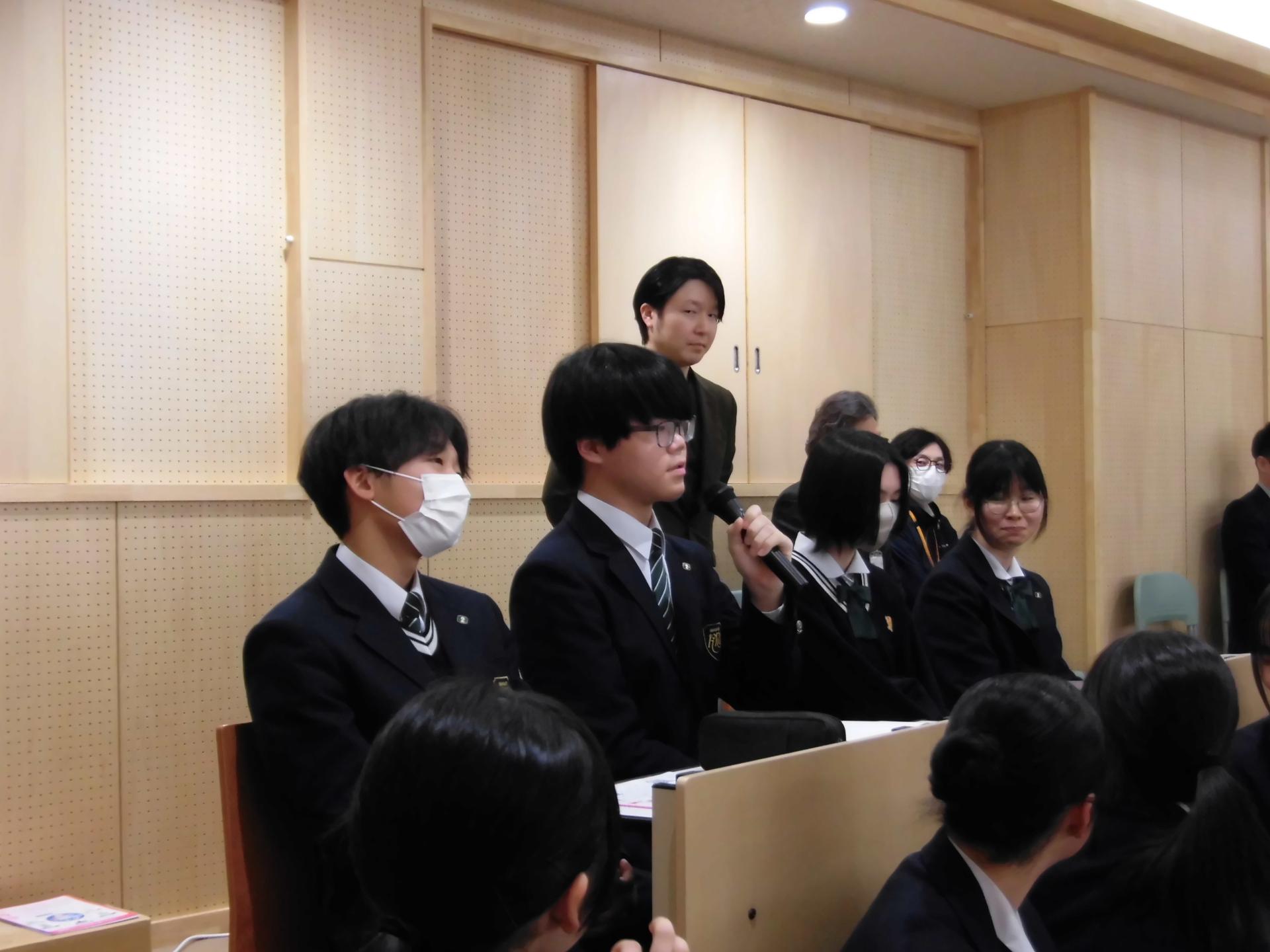 大曲高校でのセミナーの様子、生徒が講師に質問している