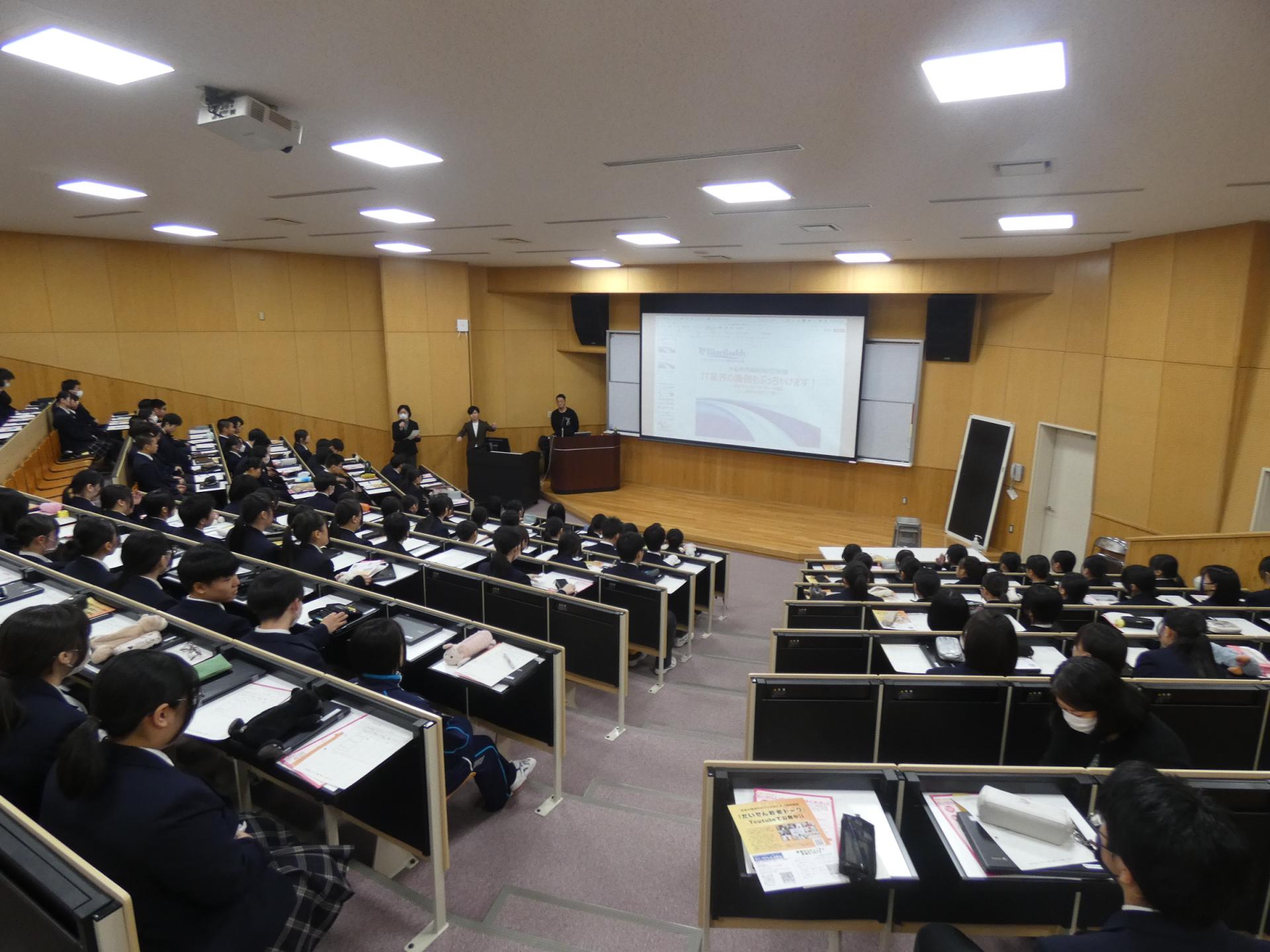 大曲農業高校でのセミナーの様子、おおくの生徒が参加