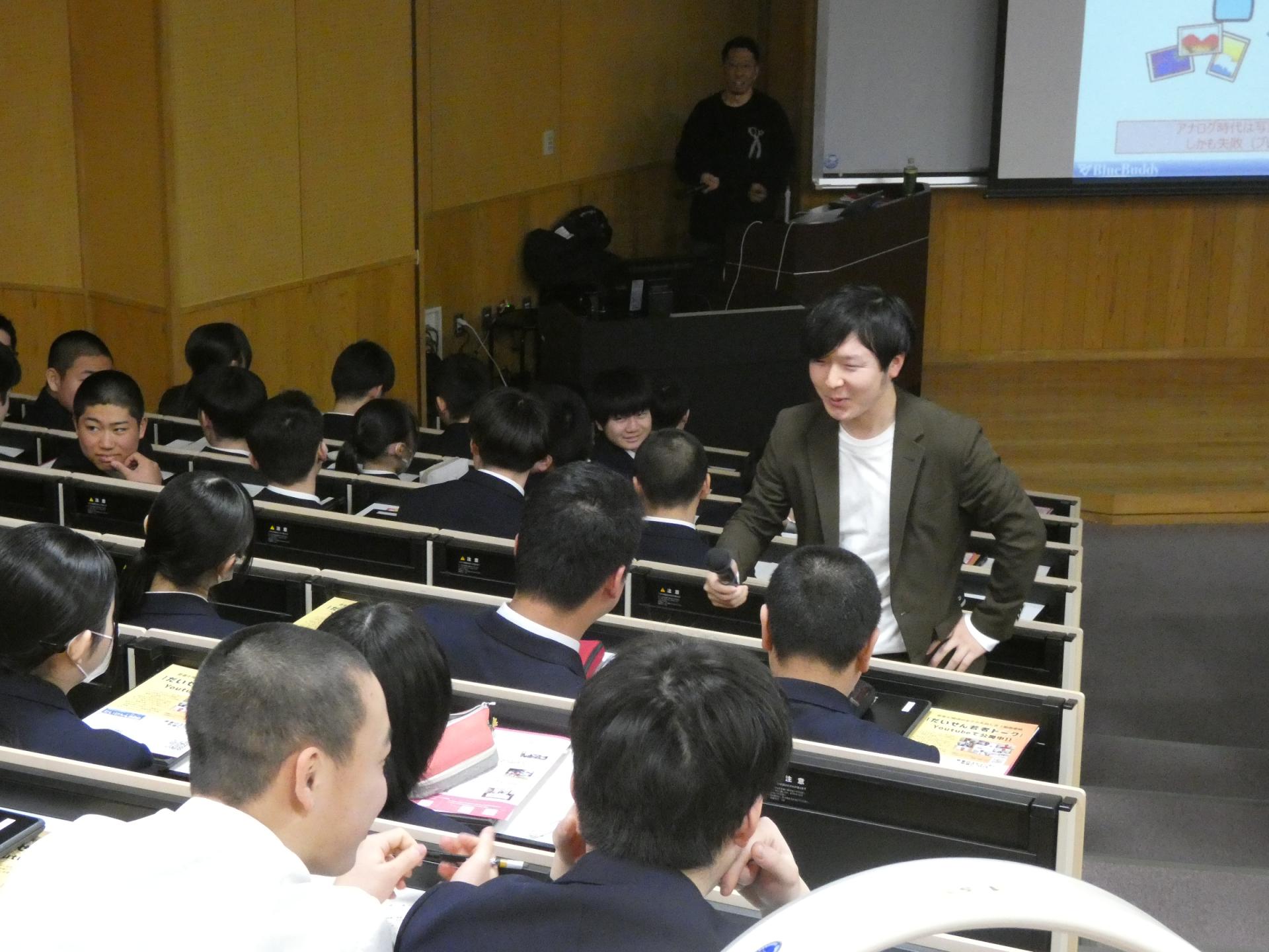 大曲農業高校でのセミナーの様子、講師が生徒に質問している