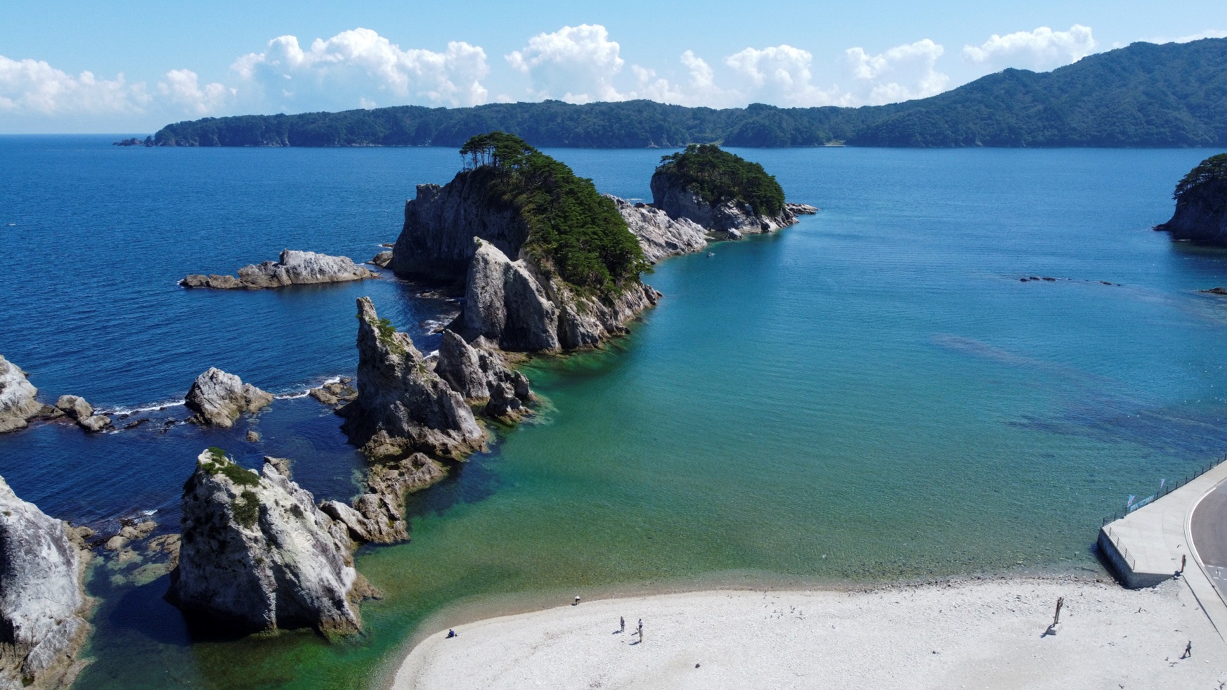 エメラルドグリーンに輝く宮古市浄土ヶ浜の写真