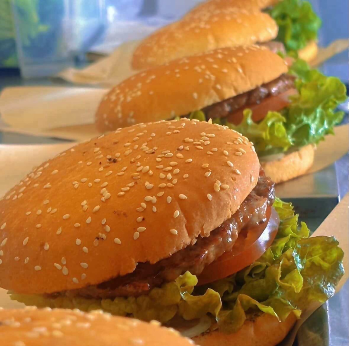 CORNER GATE BURGERの商品、おいしそうなバーガーのアップ写真
