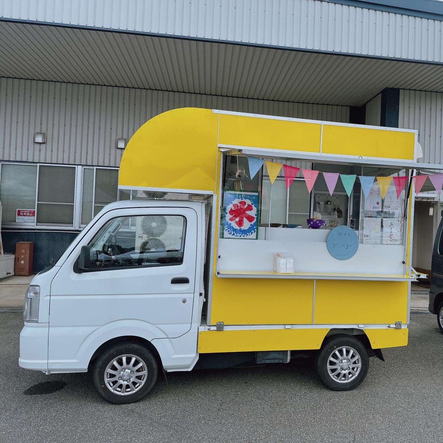 旅するMinja、黄色のキッチンカーの写真