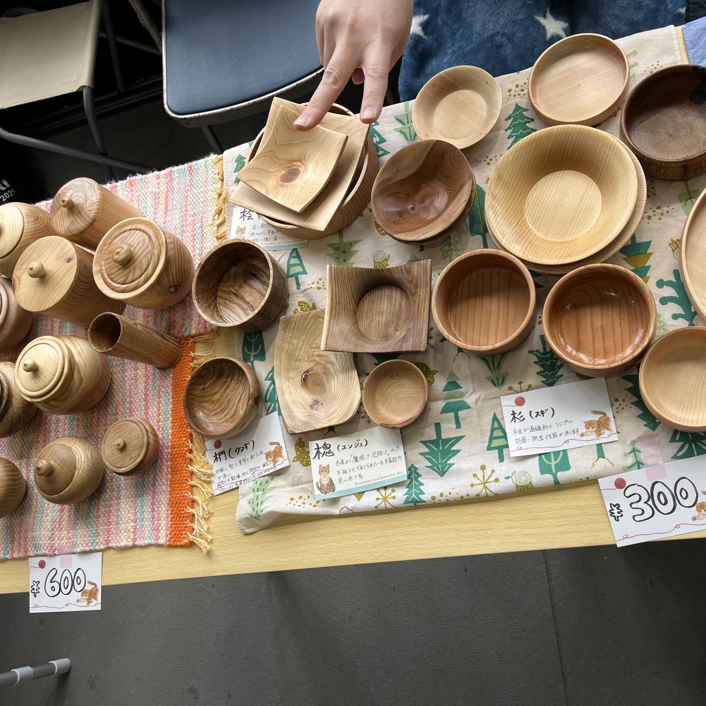 こもれびの商品、木製の皿など