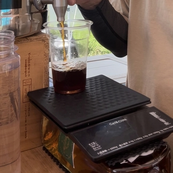 珈琲酒場Tall’sの商品、コーヒーを抽出している様子