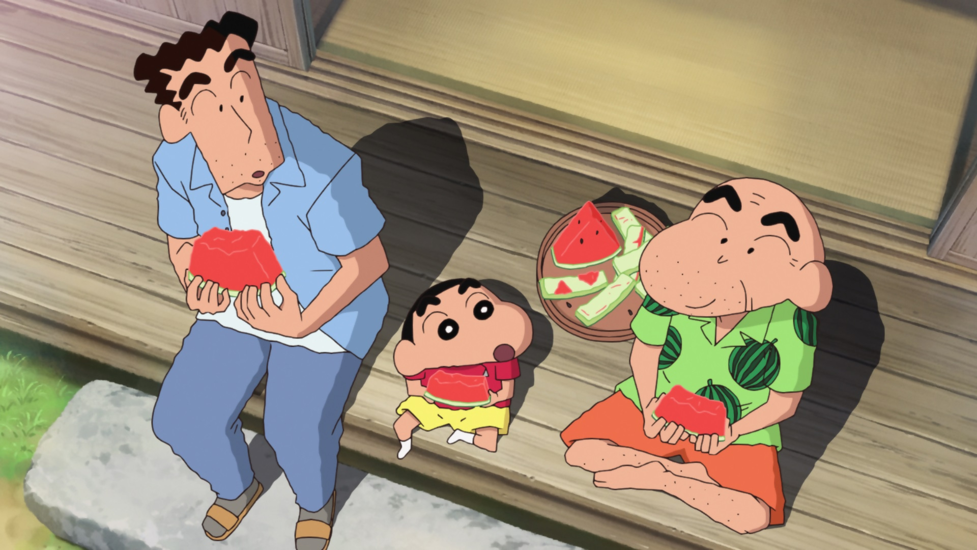 映画のワンシーン、縁側でスイカを食べながらしんちゃんとひろし、じいちゃんがお話している