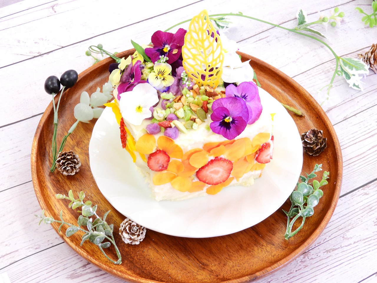 皿の上にエディブルフラワー活用したケーキ