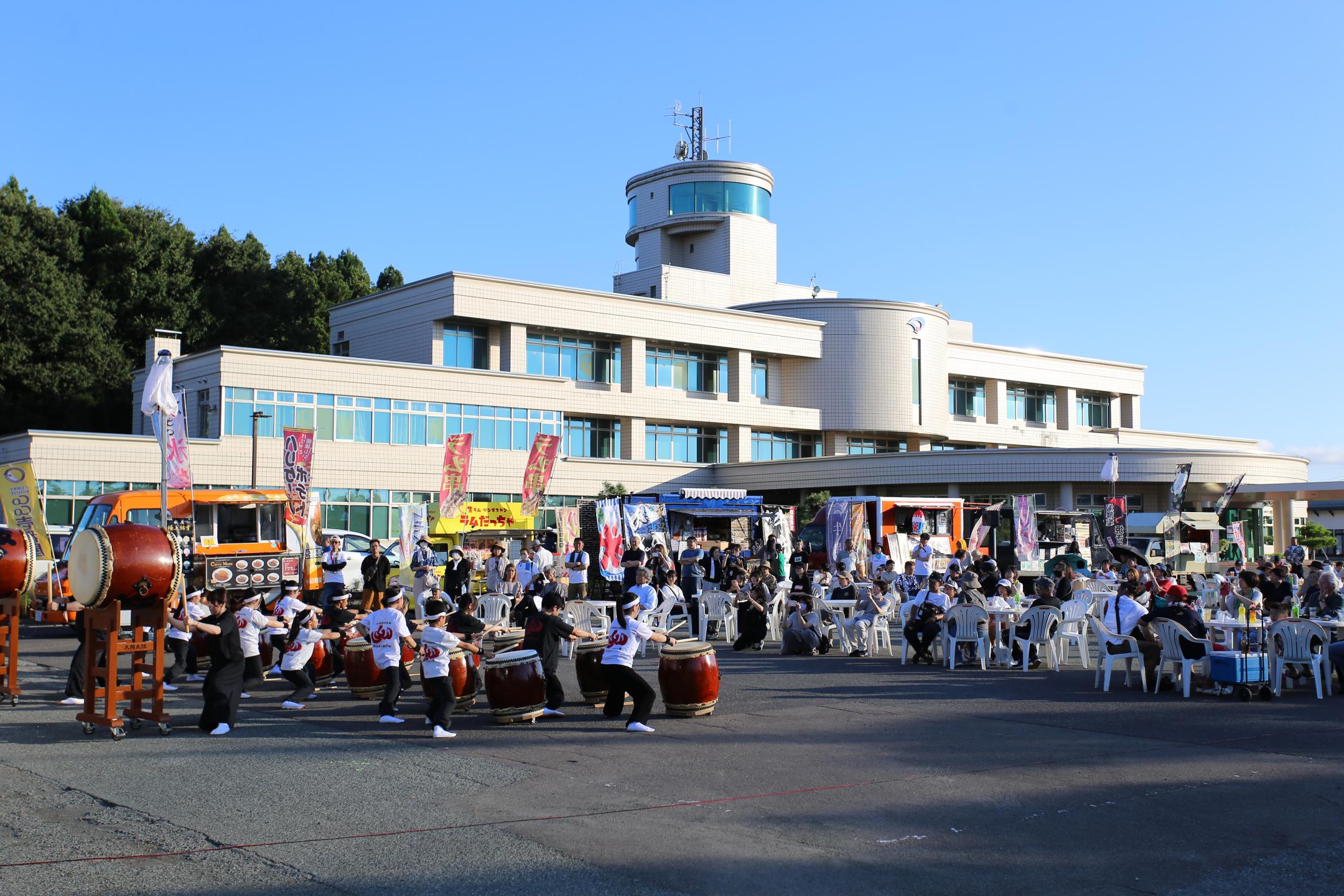 西仙北庁舎前で屋台の出店や食事を楽しむ人々