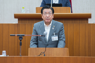 写真:老松市長が中央で宣言している