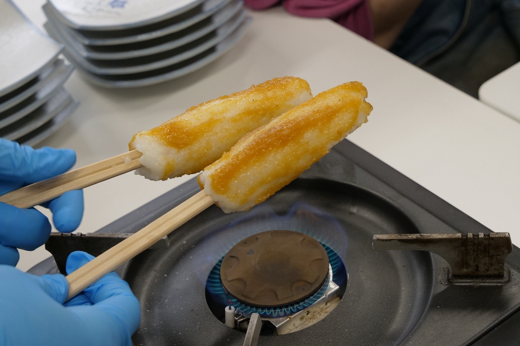 きりたんぽを調理する様子