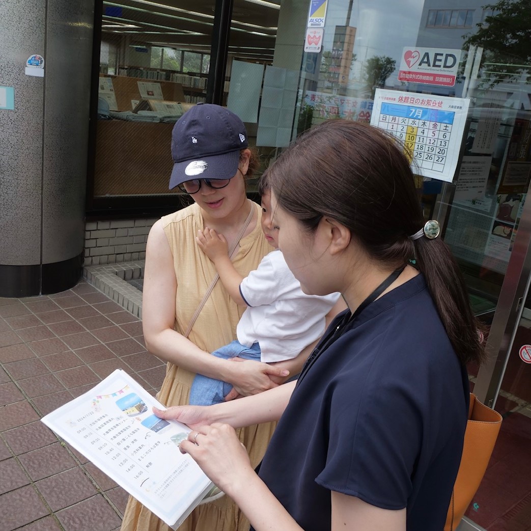 ツアー参加者とスケジュールを確認する担当者