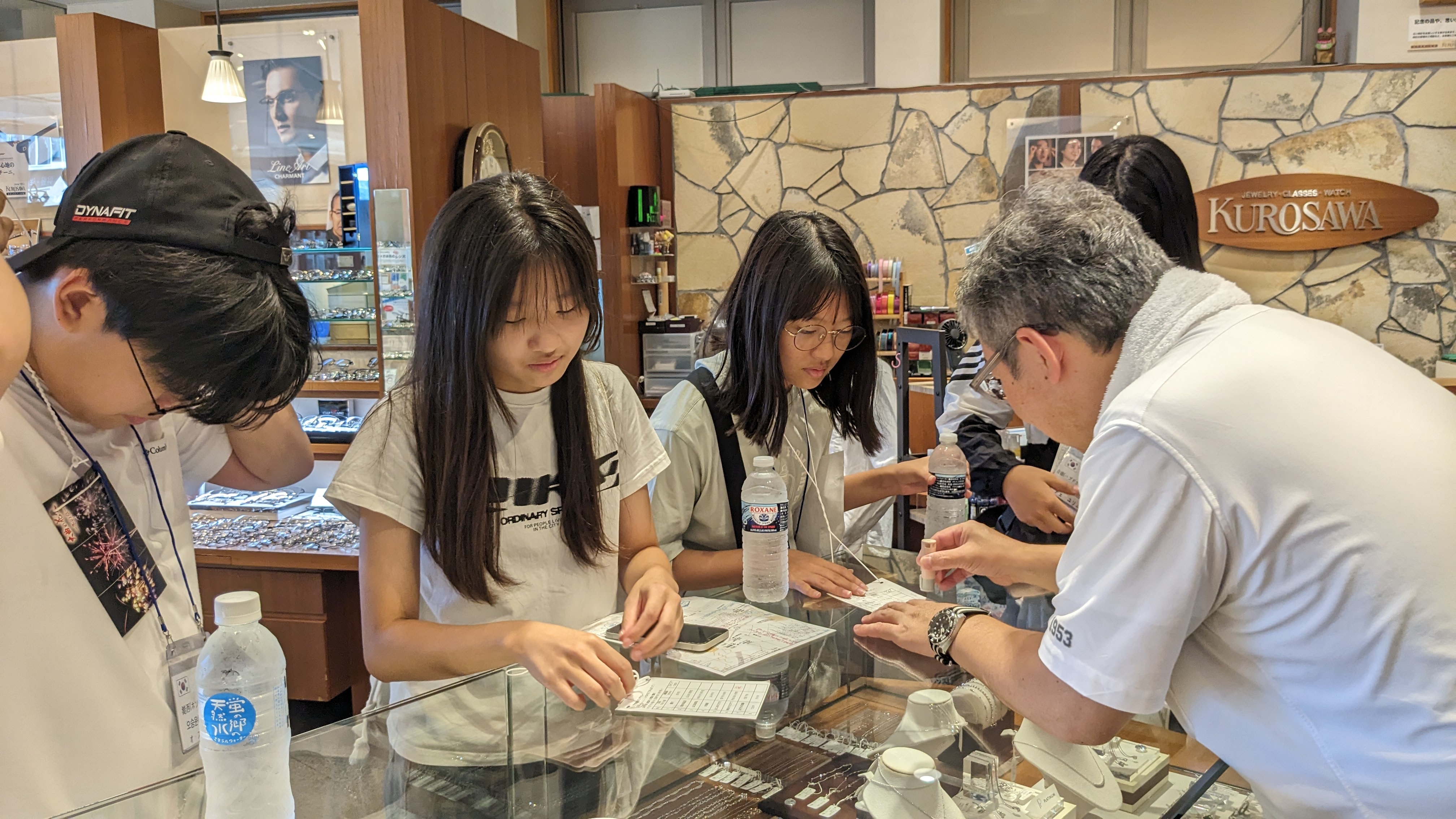 唐津市の中学生が花火通り商店街にて、まちあるきスタンプラリーに参加する様子