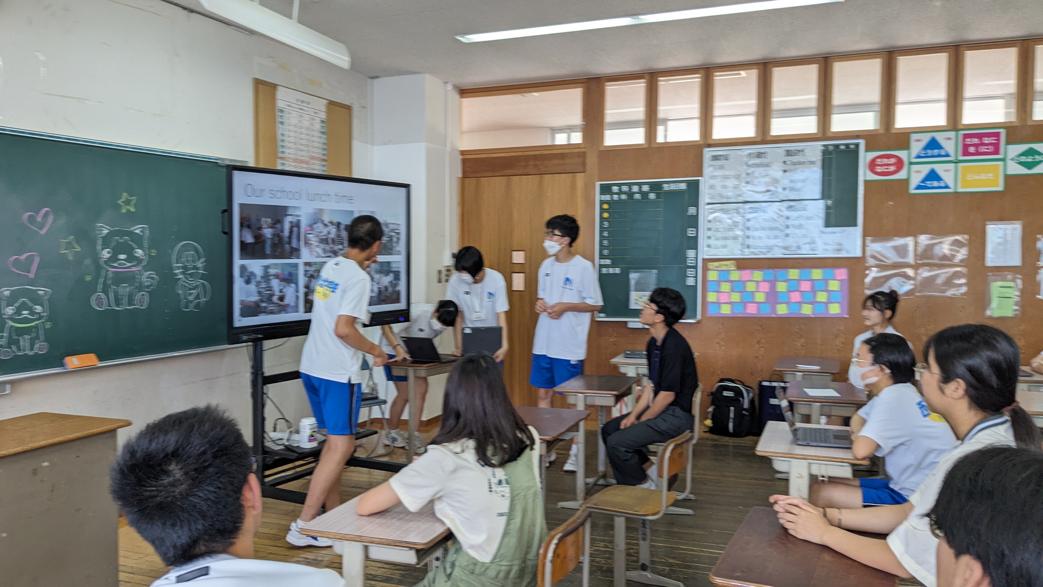 西仙北中学校に唐津市の中学生が訪問、交流する様子