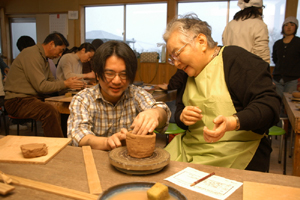 楢岡陶苑で行われている陶芸品の制作体験教室の様子