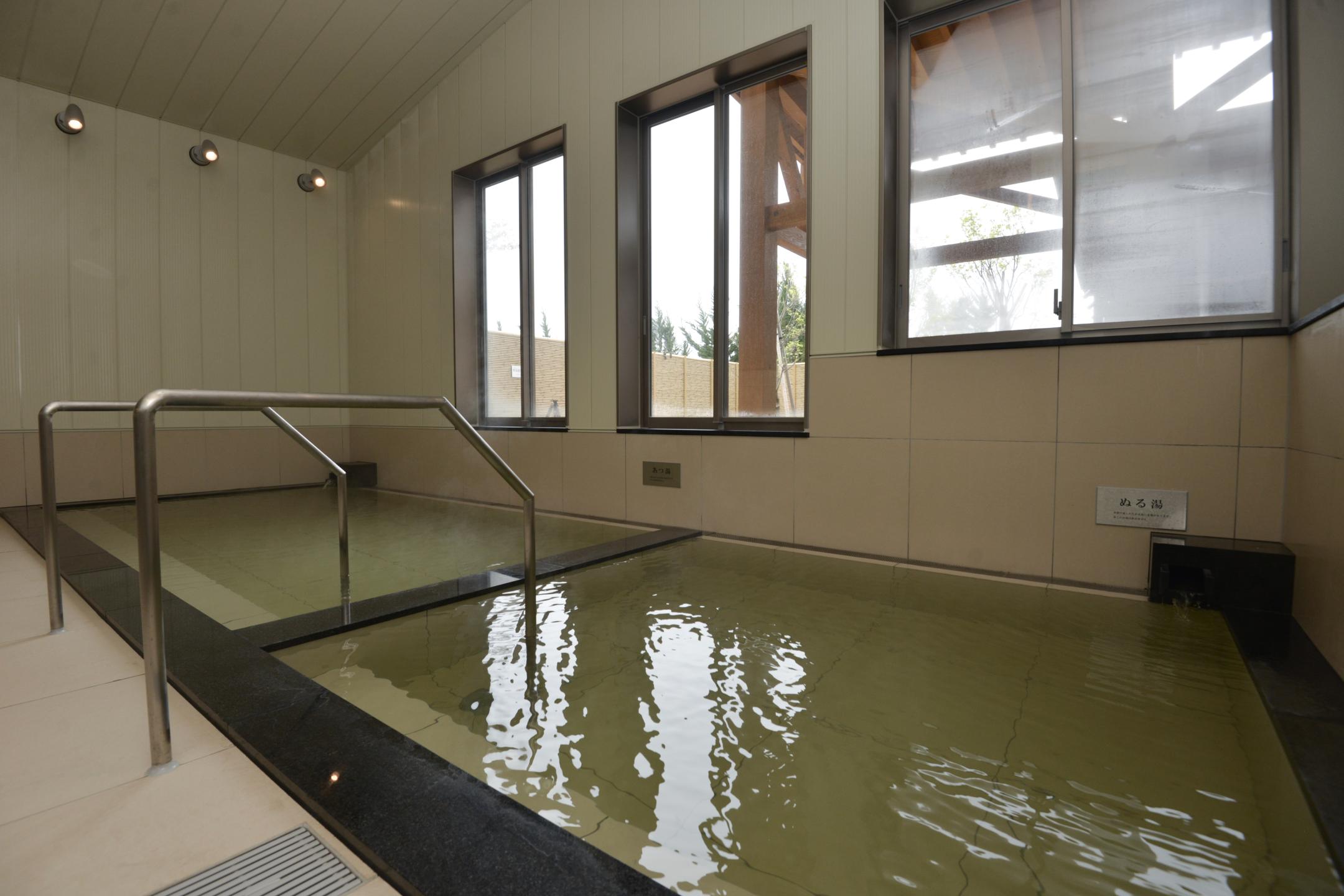 室内浴槽です。あつ湯とぬる湯の2つがございます。