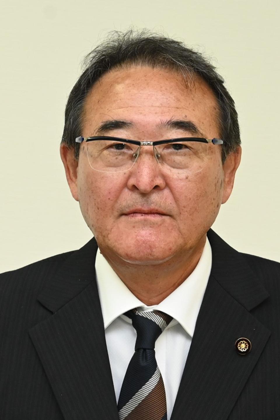 安達 成年