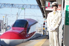 画像:藤井聡太竜王が新幹線こまちの隣で写真に収まる