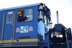画像:藤井聡太竜王が投排雪保守用車の運転も体験、窓から指差し確認を行っている様子
