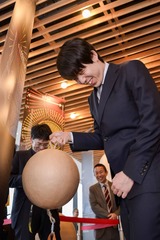 画像:藤井聡太竜王が花火玉を手にしている様子
