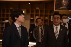 画像:藤井聡太竜王が、はなび・アム職員による解説を聞きながら見学している様子