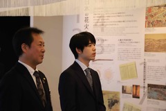画像:藤井聡太竜王が、はなび・アム職員による解説を聞きながら見学している様子