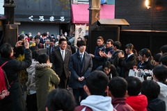 画像:藤井聡太竜王が旧本郷家住宅に到着、大勢の歓迎を受ける様子