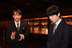 画像:藤井聡太竜王が施設内を文化財課職員による解説を聞きながら見学している様子