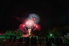 画像:花火で藤井聡太竜王を歓迎